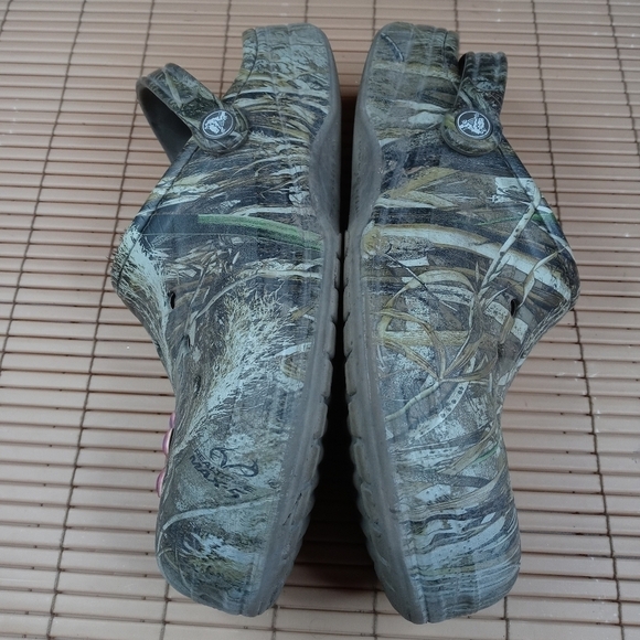 Crocs men\'s Camo winter lined clogs. Men\'s sz 8. Women\'s sz 10. 219pm main image 4